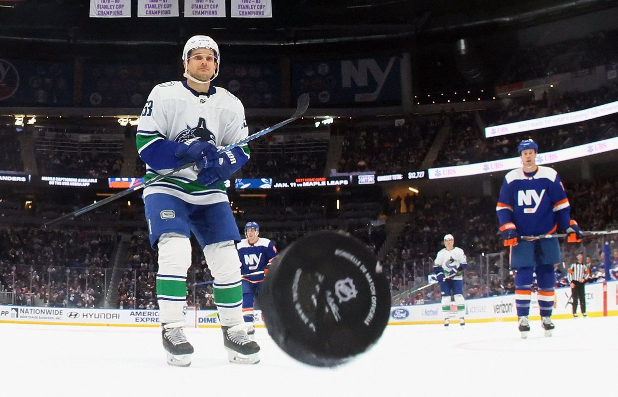 Bļugeram rezultatīva piespēle “Canucks” uzvarā NHL spēlē Bļugeram rezultatīva piespēle “Canucks” uzvarā NHL spēlē
