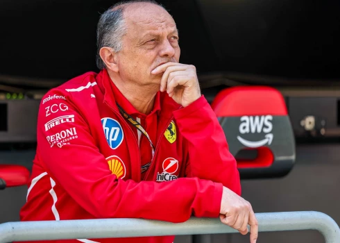 “Ferrari” vadītājs nepadodas: cīņa par titulu nav beigusies “Ferrari” vadītājs nepadodas: cīņa par titulu nav beigusies