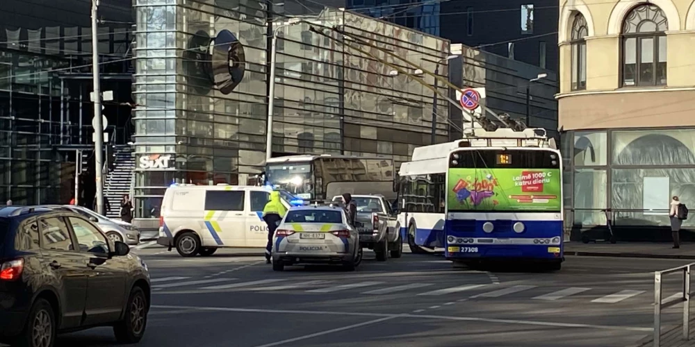 Rīgas centrā avārija – sadūrušies policijas un vieglais auto Rīgas centrā avārija – sadūrušies policijas un vieglais auto