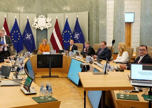 Valdība aicina taupīt valsts budžetu, taču dati par ministriju prēmijām liecina par pretējo Valdība aicina taupīt valsts budžetu, taču dati par ministriju prēmijām liecina par pretējo