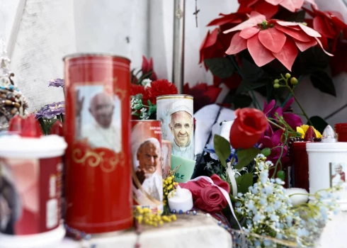 Vatikāns mierina: pāvests Francisks nav uz nāves sliekšņa, viņa veselības stāvoklis ir stabils Vatikāns mierina: pāvests Francisks nav uz nāves sliekšņa, viņa veselības stāvoklis ir stabils
