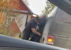 VIDEO: izrauj no mašīnas un noliek pie zemes – policists ārpus darba laika aiztur auto zagli VIDEO: izrauj no mašīnas un noliek pie zemes – policists ārpus darba laika aiztur auto zagli
