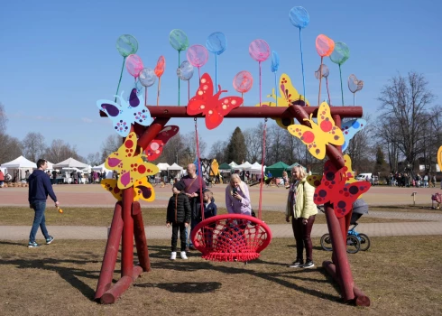 9. Šūpoļu festivāls Siguldā pārsteigs ar mākslu šūpolēs un godinās Džemmas Skulmes simtgadi 9. Šūpoļu festivāls Siguldā pārsteigs ar mākslu šūpolēs un godinās Džemmas Skulmes simtgadi