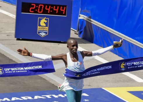 Bostonas maratonā triumfē kenijieši Šerona Lokedi un Džons Korirs, kura brālis Veslijs jau reiz tur uzvarēja Bostonas maratonā triumfē kenijieši Šerona Lokedi un Džons Korirs, kura brālis Veslijs jau reiz tur uzvarēja