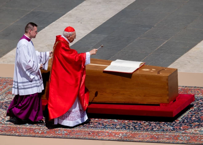 FOTO: pāvests Francisks guldīts zemes klēpī. Kāda ir tālākā lietu kārtība? FOTO: pāvests Francisks guldīts zemes klēpī. Kāda ir tālākā lietu kārtība?