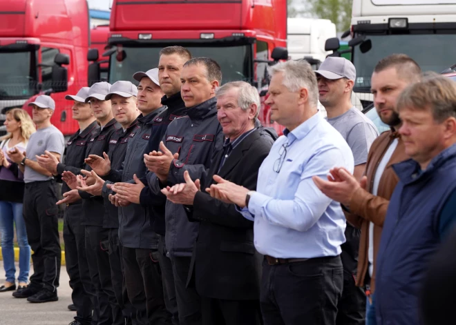 FOTO: ugunsdzēsēji saņem jaunās “Scania” autocisternas FOTO: ugunsdzēsēji saņem jaunās “Scania” autocisternas