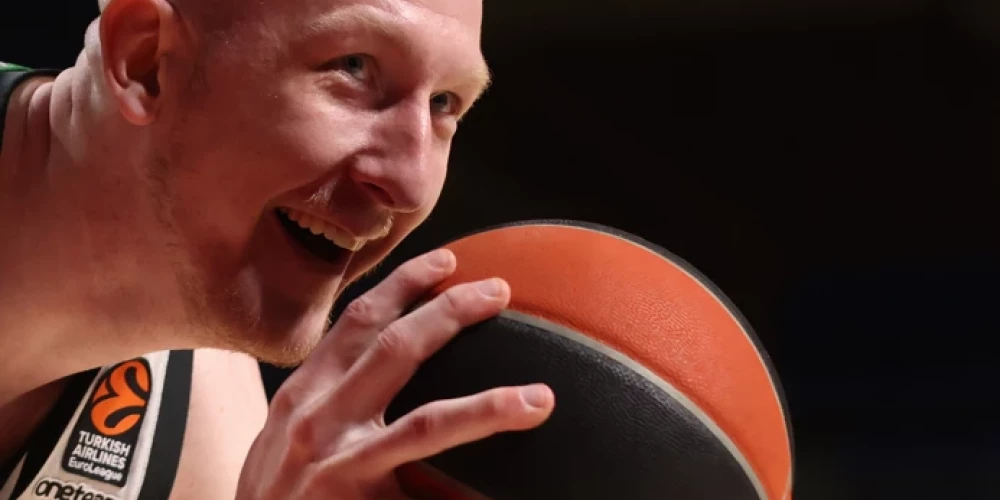 Lukas Banki “Anadolu Efes” pieveic Eirolīgas čempioni “Panathinaikos” un panāk neizšķirtu ceturtdaļfināla sērijā, “Fenerbahce” tuvojas finālčetriniekam