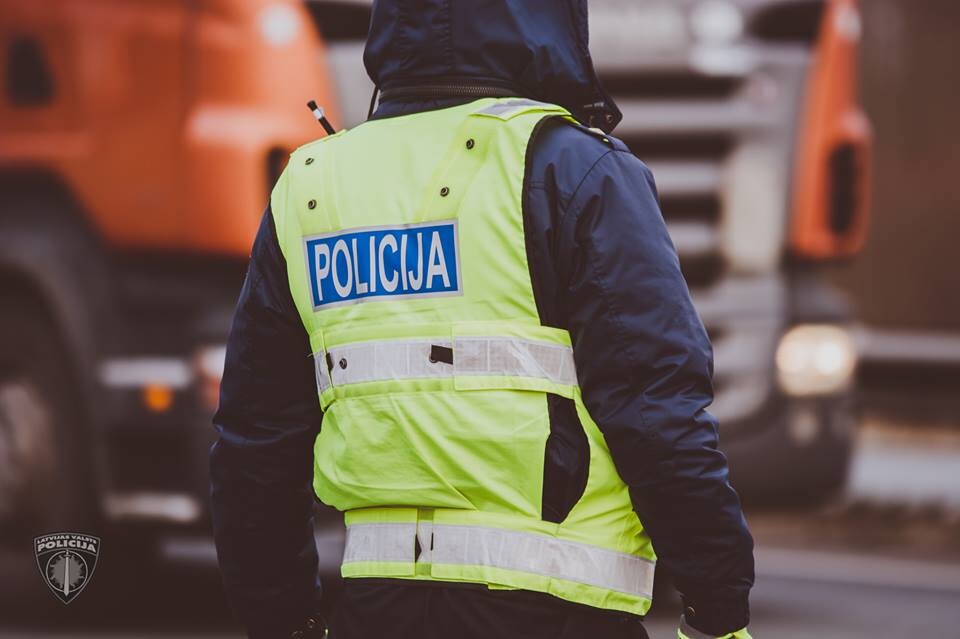Policija svētku brīvdienās pastiprināti uzraudzīs sabiedrisko kārtību un arī drošību uz autoceļiem Policija svētku brīvdienās pastiprināti uzraudzīs sabiedrisko kārtību un arī drošību uz autoceļiem
