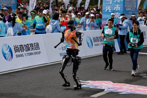 Roboti pret cilvēkiem: Ķīnā noticis pirmais humanoīdu pusmaratons Roboti pret cilvēkiem: Ķīnā noticis pirmais humanoīdu pusmaratons