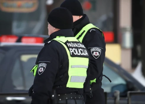 Sākta parakstu vākšana par policijas palīgu tiesībām izmantot rokudzelžus un kameras