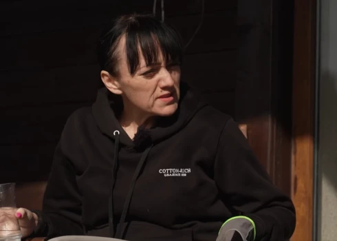 Šovā “Ģimene burkā” skolotāja Sintija savdabīga iemesla dēļ čiepj vīram no maka zeltu Šovā “Ģimene burkā” skolotāja Sintija savdabīga iemesla dēļ čiepj vīram no maka zeltu
