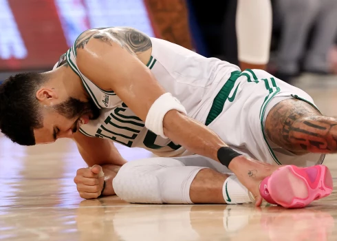 Bostonas “Celtics” līderim Džeisonam Teitumam plīsusi Ahilleja cīpsla Bostonas “Celtics” līderim Džeisonam Teitumam plīsusi Ahilleja cīpsla