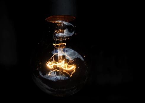 Elektroenerģijas cenas samazinās, bet svārstības pieaug – Latvija izceļas ar dārgāko elektrību Baltijā Elektroenerģijas cenas samazinās, bet svārstības pieaug – Latvija izceļas ar dārgāko elektrību Baltijā