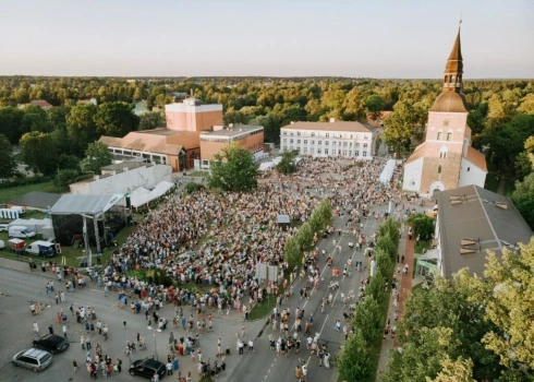 Valmieras novada domes deputātu kandidāti: zaļā vientuļniece, vilki avju drēbēs un internets visiem Valmieras novada domes deputātu kandidāti: zaļā vientuļniece, vilki avju drēbēs un internets visiem
