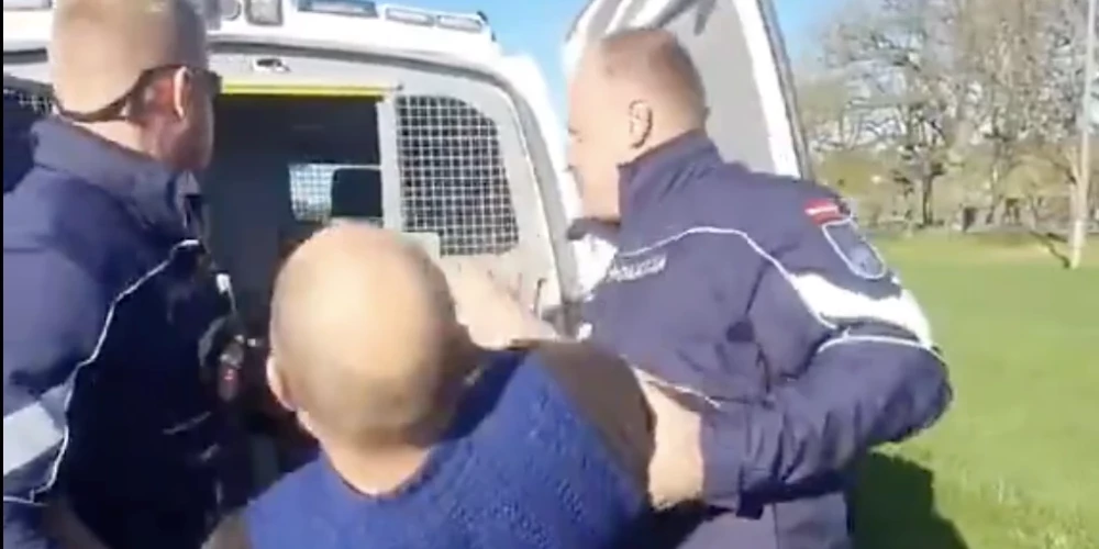 VIDEO: “Es esmu dzīva būtne, man nav uzvārda!” Jandāliņā izvēršas kāda likumpārkāpēja aizturēšana Valmieras pusē VIDEO: “Es esmu dzīva būtne, man nav uzvārda!” Jandāliņā izvēršas kāda likumpārkāpēja aizturēšana Valmieras pusē