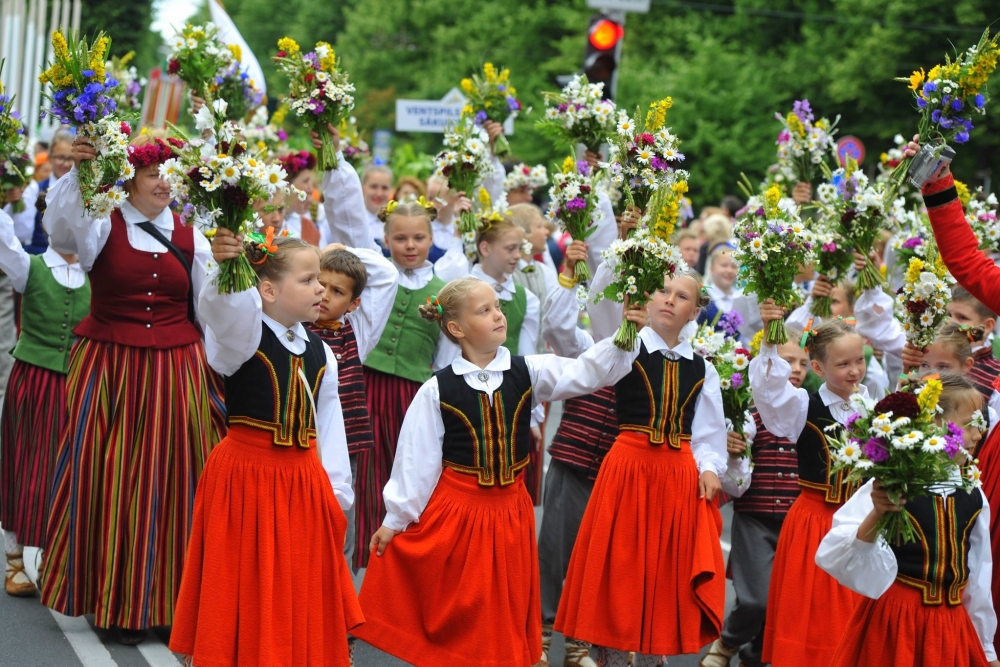 XIII Latvijas Skolu jaunatnes dziesmu un deju svētkos piedalīsies vairāk nekā 37500 dalībnieku XIII Latvijas Skolu jaunatnes dziesmu un deju svētkos piedalīsies vairāk nekā 37500 dalībnieku